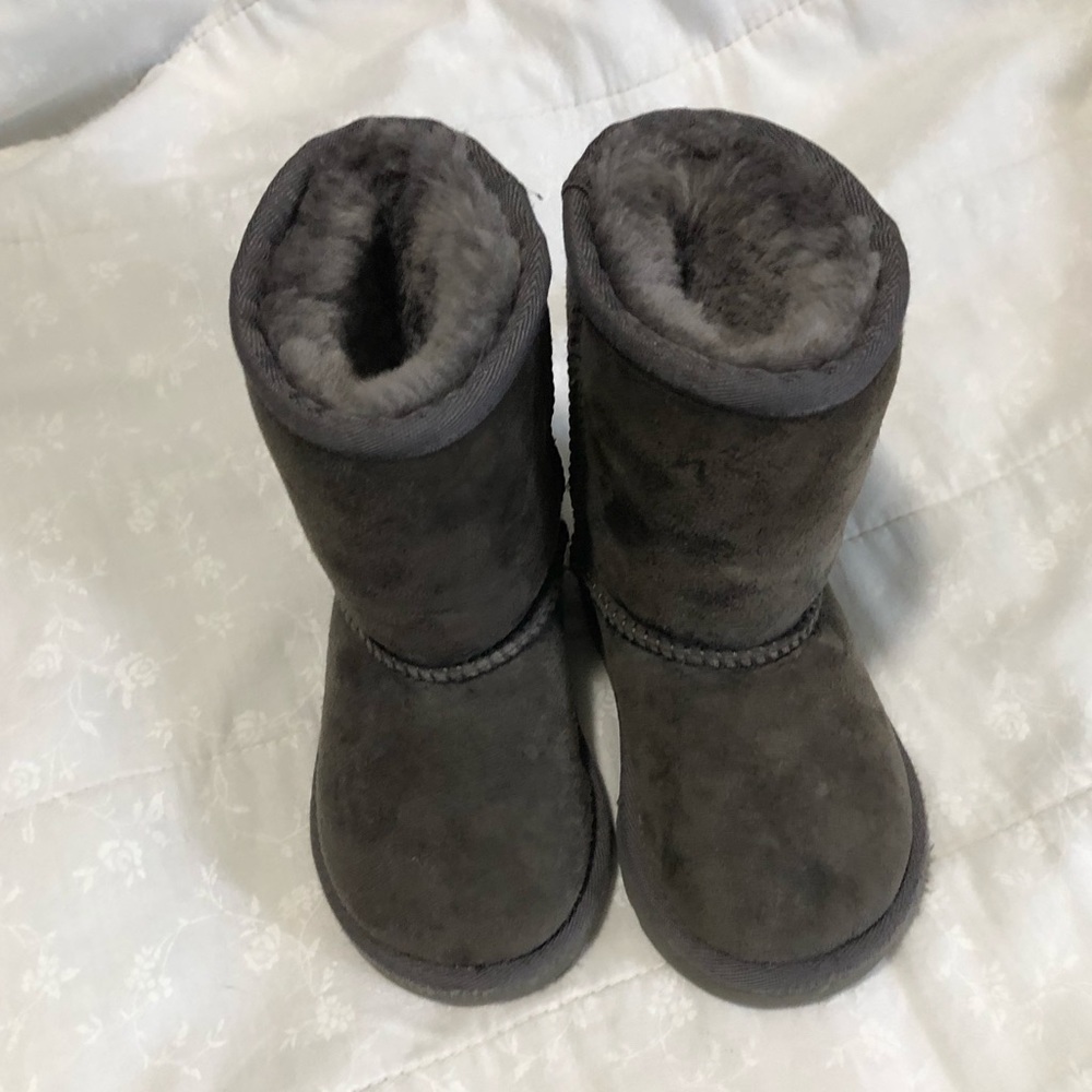 COPY - Toddler Ugg’s grey size 6
